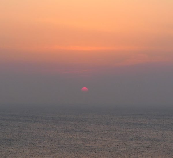 Wenn die Ferne lockt, tut es gut, einen Sonnenuntergang über dem Meer zu beobachten.