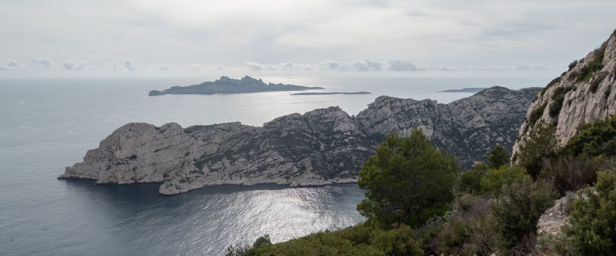 Blick auf die Calanque de Sormiou, weiße Kalkfelsen ragen schroff über dem Meer auf.