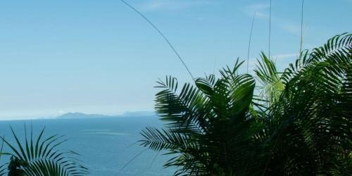 Blick auf den Indischen Ozean aus dem Regenwald auf Borneo