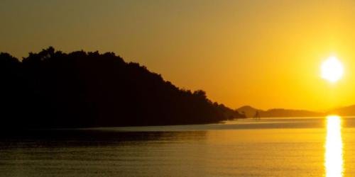 Sonnenaufgang an der Küste auf Borneo